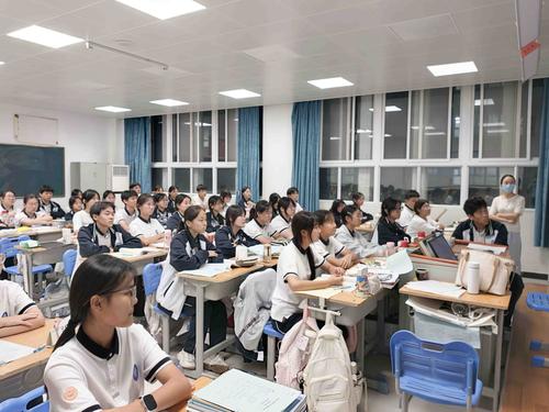 班主任走进班级，组织引导学生观看思政第一课
