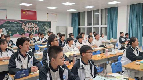 同学们坐姿端正，全神贯注投入思政课堂学习