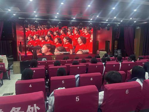 学生在大礼堂集中收看秋季开学思政第一课