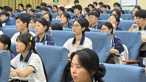 4.学生们凝神思考“青春何谓，青春何为”